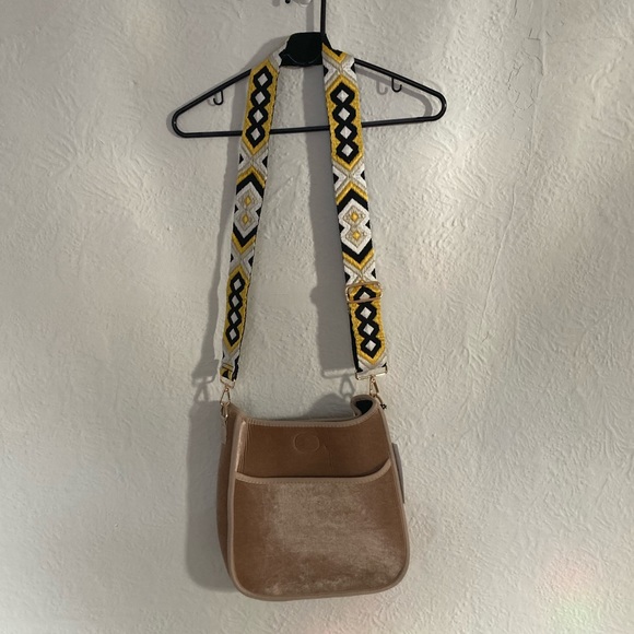 ahdorned new york Handbags - ✨NWT ✨Ahdorned New York Cross-Body Messenger Vegan Suede Purse